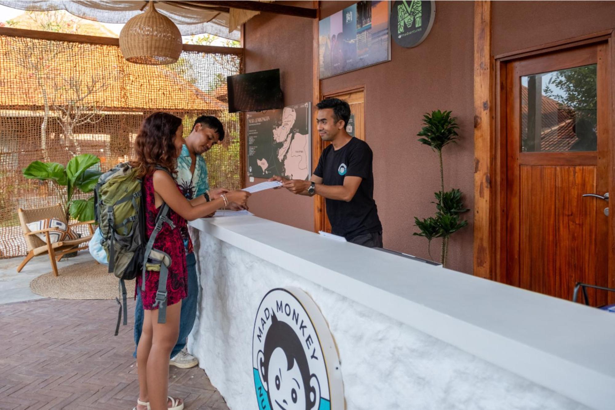 Mad Monkey Nusa Lembongan Exterior foto